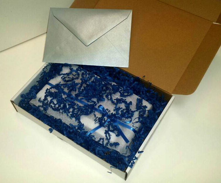 Versandbox_BlauMitSilbernemUmschlag