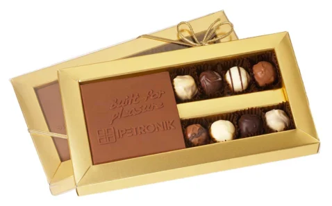 Pralinenbox Handmade: acht Pralinen und geprägtes Schoko-Quadrat in der Goldschachtel mit Klarsichtdeckel