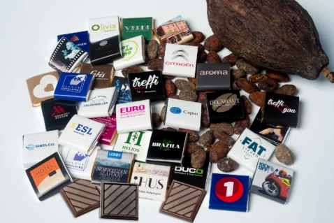 Napolitaines with logo – Belgian 5 g chocolate squares in printed paper bands, milk and dark